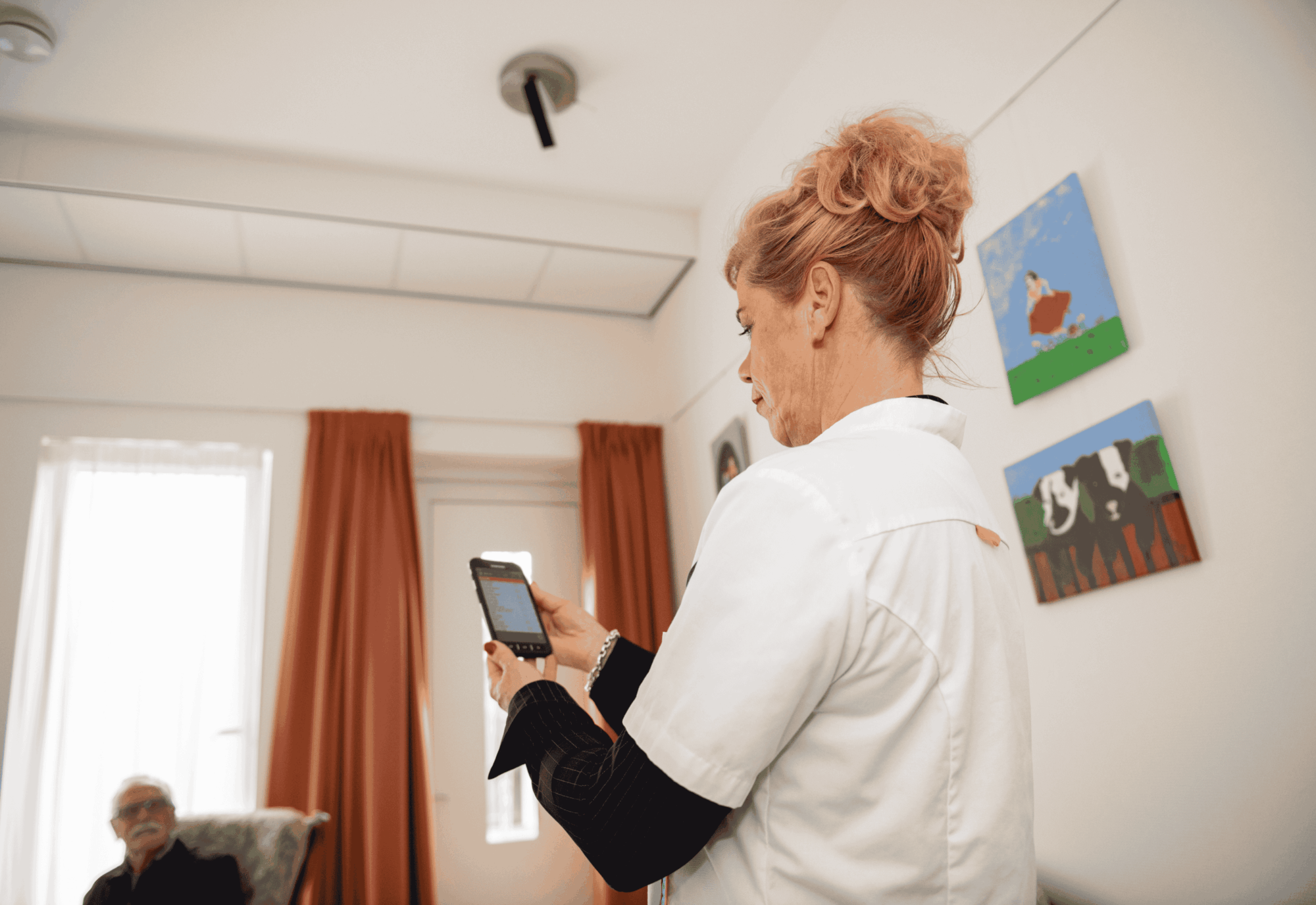 NIEUW Zorgcoach Met Telefoon In Handen