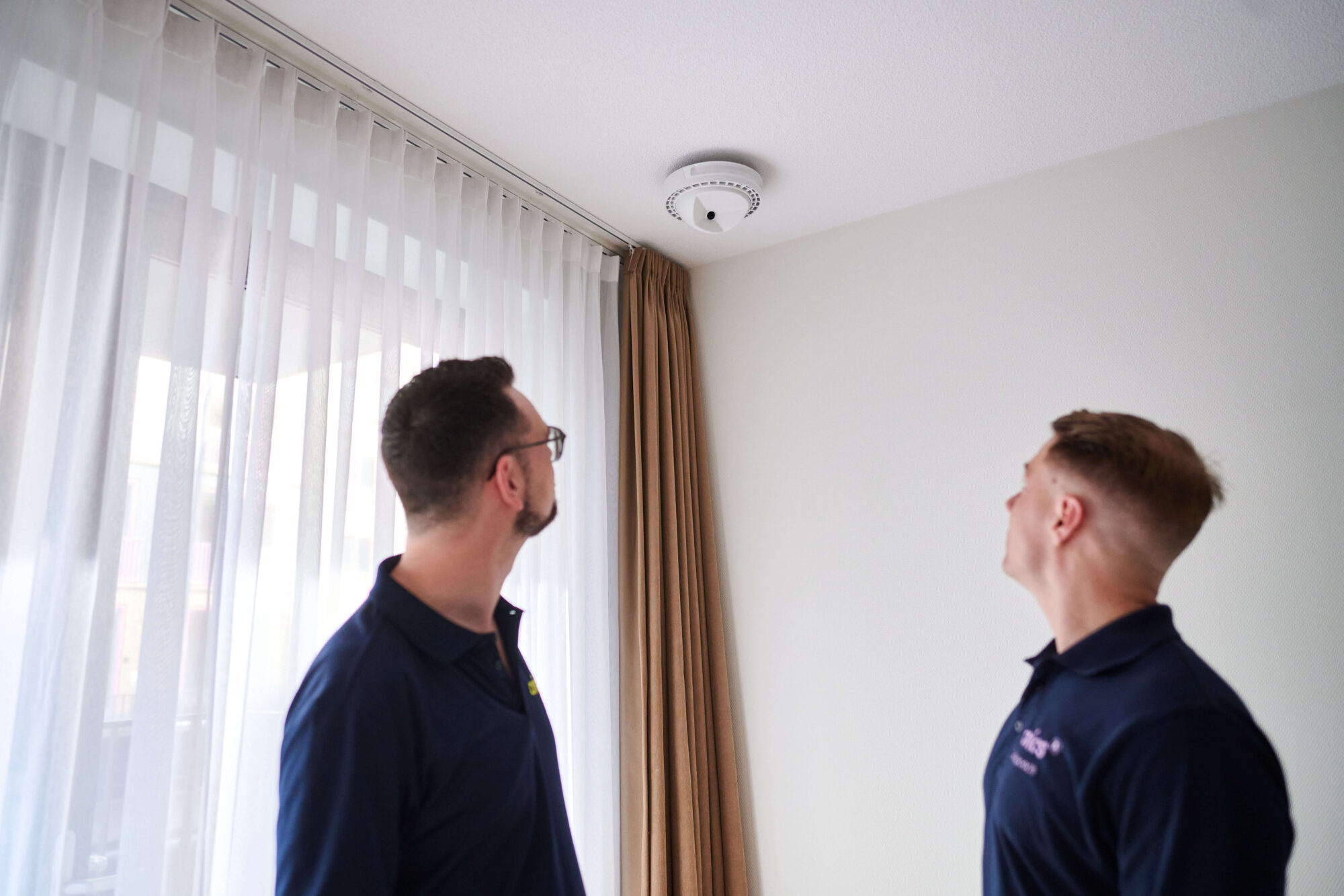 Zorgcoach Avics en monteur Avics op locatie plaatsing SOS5