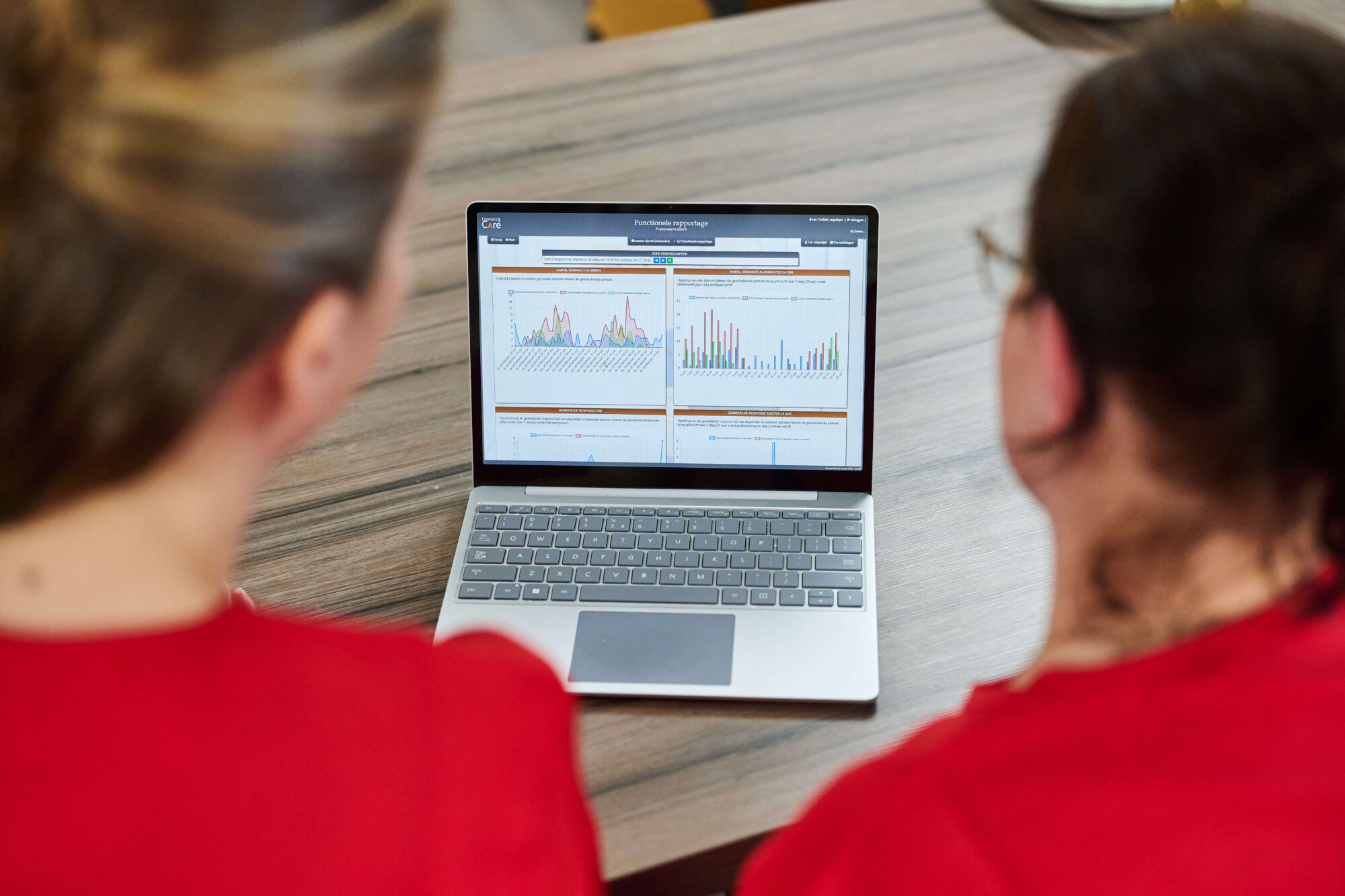 Zorgmedewerker met Connect&Care op laptop