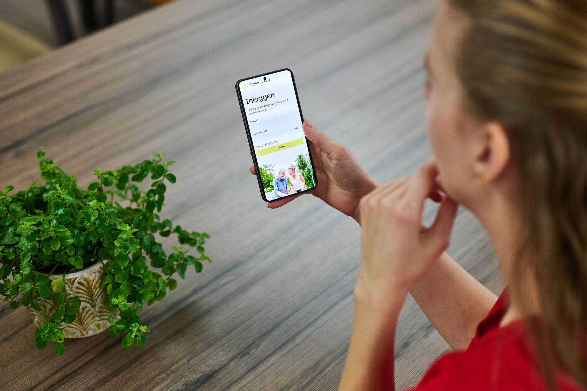 Zorgmedewerker met zorgapp Avics op telefoon